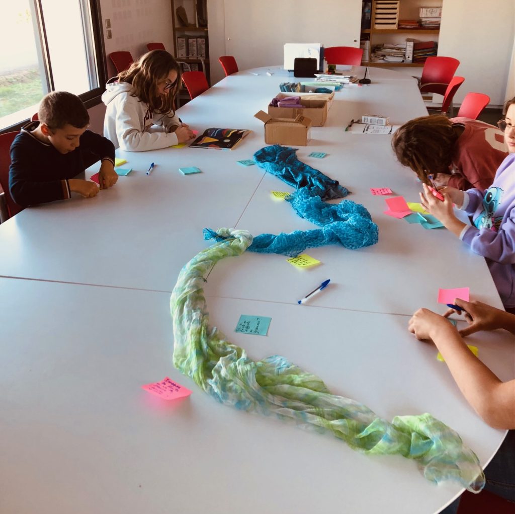 Nourrir l'esprit : les philosophes en action avec un mystérieux ouvrage...