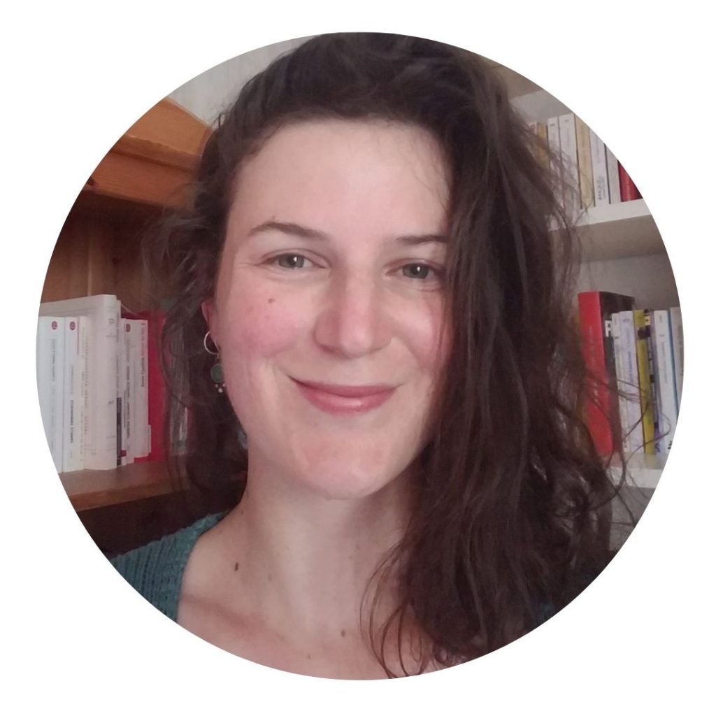 Qui suis-je ? Portrait de Flore Proust animatrice d'ateliers de philosophie et de massage à l'école et en famille.